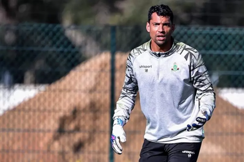 حارس الجيش الملكي خارج مواجهة شبيبة القبائل "بسبب الأهلي" 